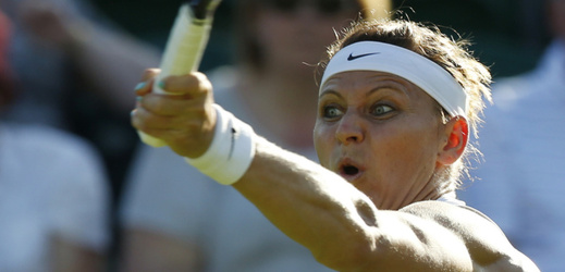 Lucie Šafářová v prvním kole Wimbledonu porazila Američanku Alison Riskeovou ve třech setech a postoupila.