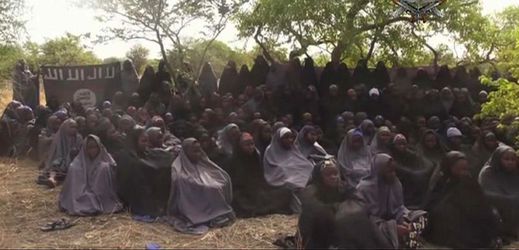 Video teroristické skupiny Boko Haram s unesenými dívkami.