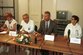 Tisková konference před operací plic Václav Havla, který v roce 1996 měl zánět plic.