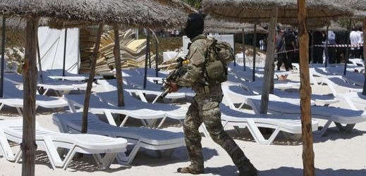 Tuniský voják na pláži, kde minulý týden zaútočil terorista.