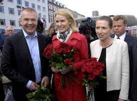 V Dánsku vyhráli volby sociální demokraté s protiimigrantským programem. V čele je Helle Thorningová-Schmidtová (uprostřed).