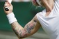 Vedle tenisu samotného jsou zajímavé i některé detaily. Třeba odkryté tetování Bethanie Mattekové-Sandsové ze Spojených států. 