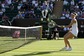 Hned první den Wimbledonu se na kurtu představila Lucie Šafářová. A svou premiéru s obtížemi zvládla.