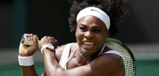 Serena Willimsová loni při čtyřhře ve Wimbledonu málem zkolabovala. Letos se z ní se sestrou Venus odhlásily.