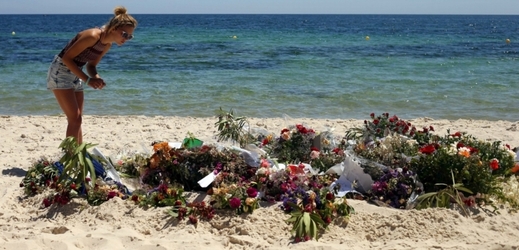 Věnce na pláži k uctění památky obětí útoku.