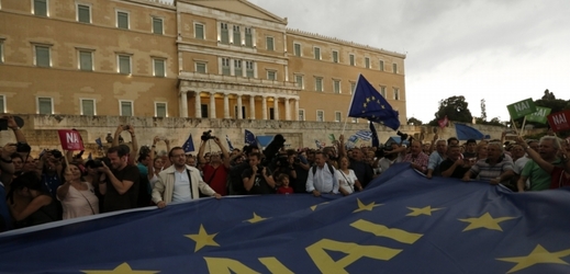 Řekové přišli podpořit dohodu s věřiteli na náměstí Syntagma.