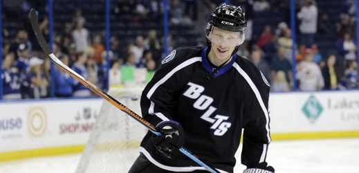Hokejový obránce Andrej Šustr bude v NHL i nadále oblékat dres letošního finalisty Tampy Bay.