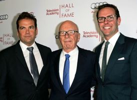 Mediální magnát společnosti 21st Century Rupert Murdoch se svými syny.