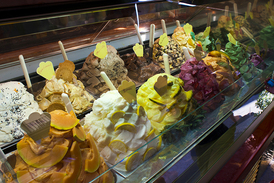 U nejlepších pařížských zmrzlinářů koupíte kopeček za zhruba 80 korun.