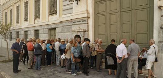 Řekové mohou po uzavření bank vybírat peníze z bankomatů, denní limit pro jednu kartu byl stanoven na šedesát eur, penzisté ve frontách ovšem platební karty většinou nepoužívají.