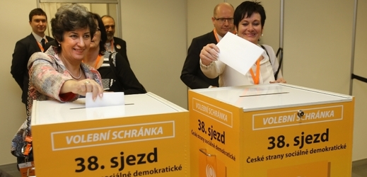 Alena Gajdůšková (vlevo) volí předsedu ČSSD na stranickém sjezdu.