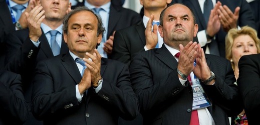 Šéf UEFA Michel Platini (vlevo) pochválil české pořadatele mistrovství Evropy do 21 let. Vpravo prezident FAČR Miroslav Pelta.