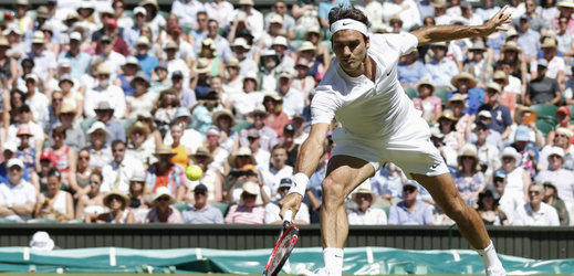 Roger Federer patří k nejhlasitějším kritikům bílého oblečení. Jiným tenistům ale tradice vyhovuje.