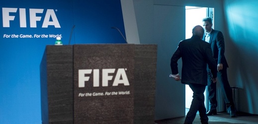 Americké velvyslanectví v Bernu oficiálně požádalo Švýcarsko o vydání sedmi fotbalových funkcionářů, kteří byli v květnu v Curychu zatčeni v souvislosti s korupčním skandálem v Mezinárodní fotbalové federaci FIFA.