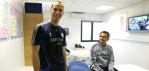 Petr Čech s José Mourinhem v roce 2006.