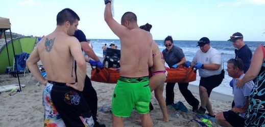 Záchrana mladíka po útoku žraloka u souostroví Outer Banks.
