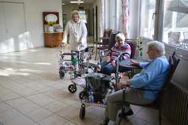Alzheimer nejvíce postihuje lidi ve věku mezi 60 až 80 lety.