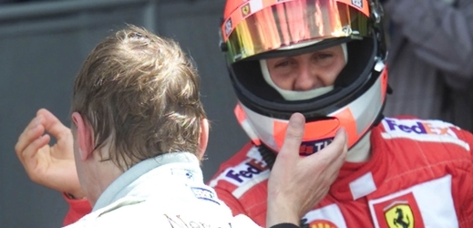Rivalita Miky Häkkinena (vlevo) a Michaela Schumachera fascinovala svět formule 1. Jeden z velkých příběhů se odehrál právě v Silverstone. 
