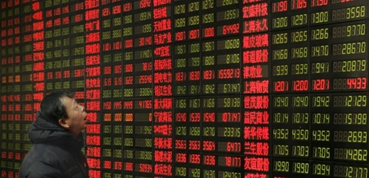 Strmý propad čínských akcií vzbuzuje podezření.