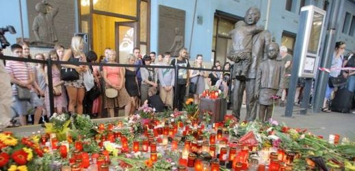 Desítky lidí si připomněly smrt sira Nicholase Wintona na hlavním nádraží v Praze.