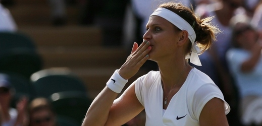 Lucie Šafářová otočila zápas 3. kola Wimbledonu proti Sloane Stephensové. K vítězství ji nakopl povedený lob.