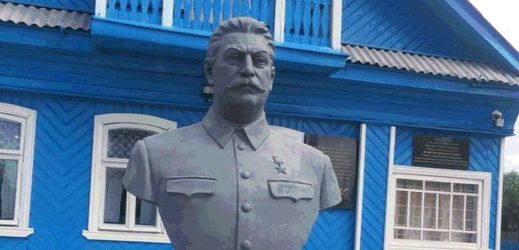 Před domkem se nachází Stalinova busta.