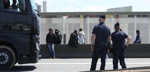 Migranti v Calais.
