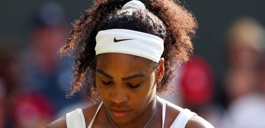 Serena Williamsová byla ve třetím kole Wimbledonu kousek od vyřazení. Domácí Heather Watsonovou ale nakonec porazila a zahraje si proti sestře Venus.