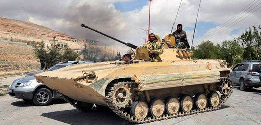 Vojáci syrské armády hlídkují na tanku.