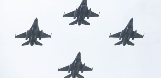 Stíhací letouny F-16.