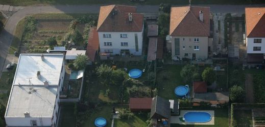 Bazén je v Česku na každé třetí zahradě.