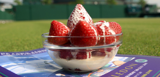 K Wimbledonu patří stejně neodmyslitelně jako tráva. Tradiční jahody se smetanou si oblíbili i tenisté.