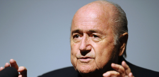 Sepp Blatter obvinil bývalého německého a francouzského prezidenta, že lobbovali pro Katar při volbě pořadatele MS 2022.