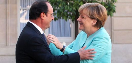 Francouzský prezident François Hollande a německá kancléřka Angela Merkelová. 