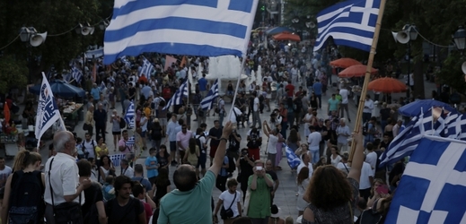 Řečtí demonstranti v ulicích Atén.