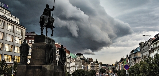Bouřkový mrak nad Václavským náměstím v Praze.