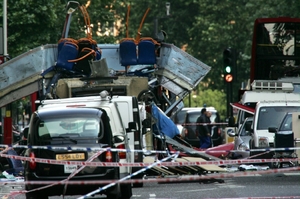 Trosky autobusu po teroristickém útoku v Londýně.