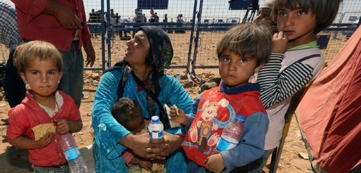 Syrští uprchlíci prchají z města Kobani, o které Islámský stát bojuje.