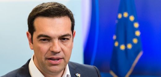 Řecký premiér Alexis Tsipras prý požádá večer v Bruselu na summitu eurozóny o překlenovací půjčku ve výši sedm miliard eur.
