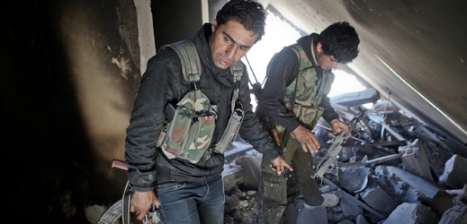 Syrští ozbrojení bojovníci proti IS v Kobani.