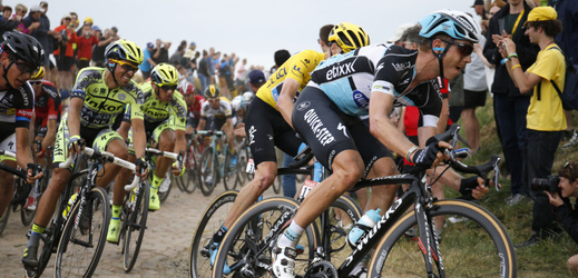 Na cyklisty jedoucí Tour de France čekala v úterý nelítostná etapa po kostkách. Nejlépe ji zvládl Němec Tony Martin.