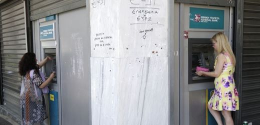 Limit pro výběr peněz z bankomatů pro běžné občany stanovila řecká vláda na 60 eur denně (ilustrační foto).