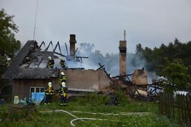 V Hodoníně na Chrudimsku zasahovalo sedm jednotek hasičů u domu, do kterého udeřil blesk a zapálil ho.