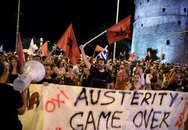 Řekové v referendu zásadně odmítli reformní podmínky věřitelů.