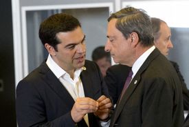 Řecký premiér Alexis Tsipras mluví s šéfem Evropské centrální banky Mariem Draghim.