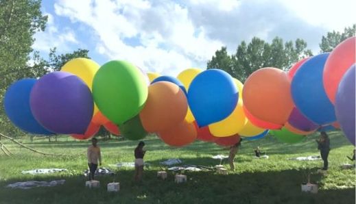 Pro propagaci úklidové firmy bylo použito více než 110 balonků nafouknutých heliem.