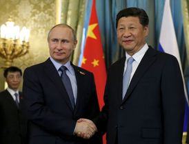 Podle kremelského poradce Jurije Ušakova se také setkají Putin (vlevo) a předseda Čínské lidové republiky Si Ťin-pching.