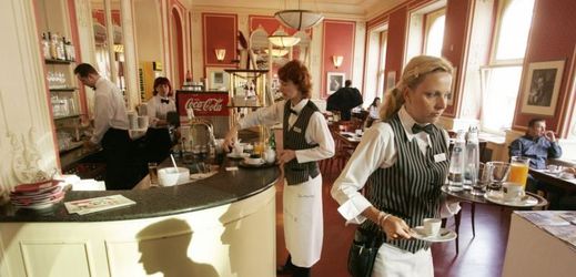 Nejvíce si přitom letos podle ministerstva polepšili zaměstnanci pracující v hotelech a restauracích, tedy například pokojské nebo číšníci (ilustrační foto).