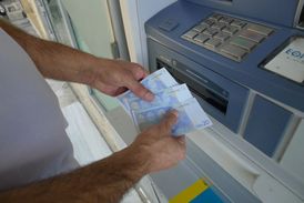 Řekové mohou denně vybrat pouze 60 eur z bankomatů, což je v přepočtu zhruba 1600 korun.