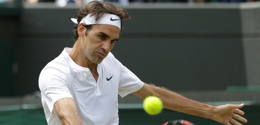 Roger Federer postoupil do semifinále Wimbledonu. Jeho soupeřem bude domácí Andy Murray.